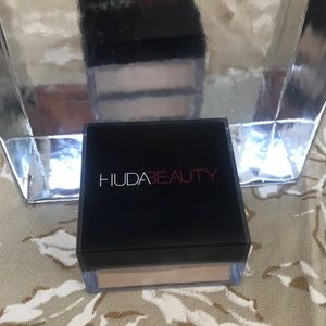 Huda Beauty Banana Powder